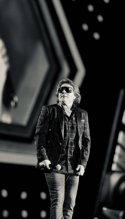 Artista em performance no palco, por Aday Lima