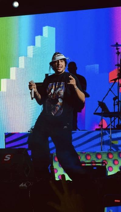 Artista em performance no palco, por Aday Lima
