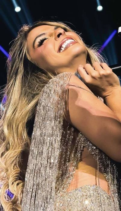 Artista em performance no palco, por Aday Lima
